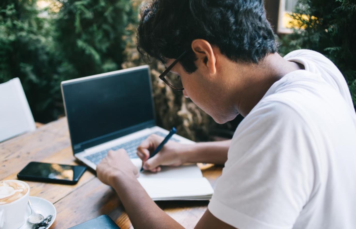 Sesiune de mentorat individual — conversație focusată cu un specialist