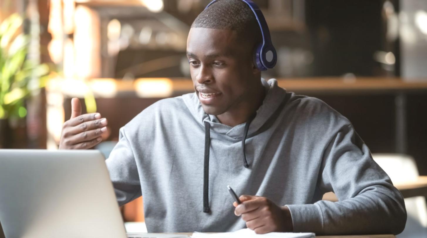 Participanți la un curs de dezvoltare personală Palorivenxia