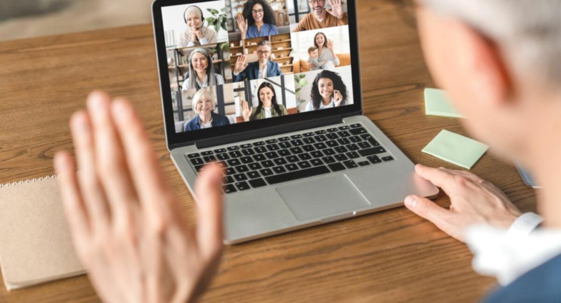 Participant la un webinar de dezvoltare personală interacționând cu conținut live